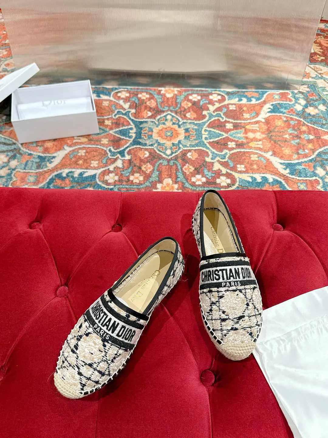 👟👟Ex-factory price 460👟👟 Dior DIOR's new popular early spring fisherman shoes 🆕 Simple, elegant and fashionable, timeless and timeless, it is a classic that will never fade away in the fashion circle, retro fisherman shoes. Original hand-woven surface, electric embroidery technology! Specific cloth surface and rubber outsole. Code number: 35-39 (40.41 customized, non-refundable)